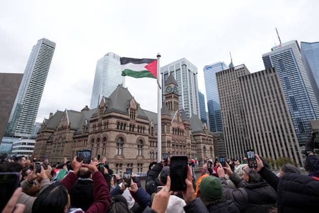 Toronto City Hall raises Palestinian flag TORONTO, CANADA - NOVEMBER 17 : People attend the City of Toronto s Palestinian flag raising ceremony commemorating the 37th anniversary of the Palestinian Declaration of Independence at Nathan Philips Square on November 17, 2025 in Toronto, Ontario, Canada. Mert Alper Dervis Anadolu Ontario Canada. Editorial use only. Please get in touch for any other usage.  Copyright: x2025xAnadoluxMertxAlperxDervisx