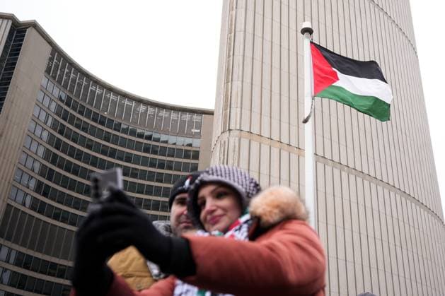 Toronto City Hall raises Palestinian flag TORONTO, CANADA - NOVEMBER 17 : People attend the City of Toronto s Palestinian flag raising ceremony commemorating the 37th anniversary of the Palestinian Declaration of Independence at Nathan Philips Square on November 17, 2025 in Toronto, Ontario, Canada. Mert Alper Dervis Anadolu Ontario Canada. Editorial use only. Please get in touch for any other usage.  Copyright: x2025xAnadoluxMertxAlperxDervisx