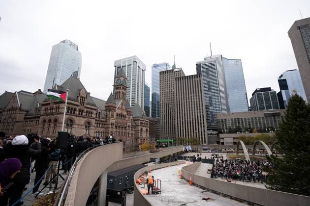 Toronto City Hall raises Palestinian flag TORONTO, CANADA - NOVEMBER 17 : People attend the City of Toronto s Palestinian flag raising ceremony commemorating the 37th anniversary of the Palestinian Declaration of Independence at Nathan Philips Square on November 17, 2025 in Toronto, Ontario, Canada. Mert Alper Dervis Anadolu Ontario Canada. Editorial use only. Please get in touch for any other usage.  Copyright: x2025xAnadoluxMertxAlperxDervisx