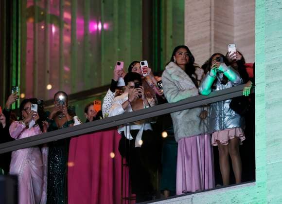 Invited guests watch as talent arrives on the red carpet at the Wicked: For Good! New York Premiere at David Geffen Hall, Lincoln Center on Monday, November 17, 2025 in New York City  NYP20251117138 JOHNxANGELILLO