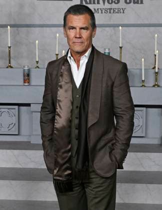 November 17, 2025, Los Angeles, California, USA: American actor JOSH BROLIN, 57, attends Los Angeles red carpet premiere of Wake Up Dead Man: A Knives Out Mystery Los Angeles USA - ZUMAb173 20251117_aap_b173_018 Copyright: xBillyxBennightx