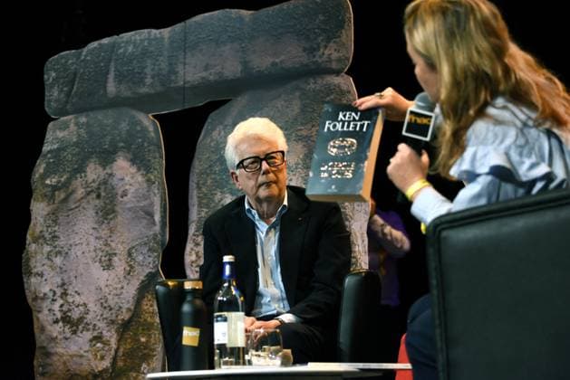 Ken Follett At Public Interview - Paris Ken Follett speaks during a public interview at Theatre de la Madeleine in Paris, France on 17 November 2025. The event is held on the occasion of the release of his new novel Le Cercle des Jours. Photo by Alain Apaydin ABACAPRESS.COM Paris France  Copyright: xApaydinxAlain ABACAx