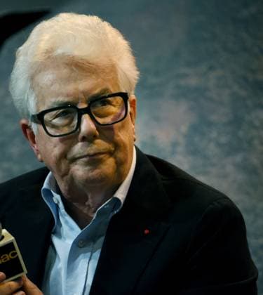Ken Follett At Public Interview - Paris Ken Follett speaks during a public interview at Theatre de la Madeleine in Paris, France on 17 November 2025. The event is held on the occasion of the release of his new novel Le Cercle des Jours. Photo by Alain Apaydin ABACAPRESS.COM Paris France  Copyright: xApaydinxAlain ABACAx
