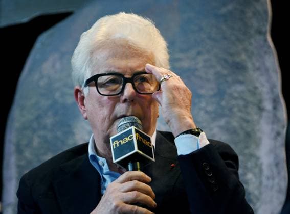 Ken Follett At Public Interview - Paris Ken Follett speaks during a public interview at Theatre de la Madeleine in Paris, France on 17 November 2025. The event is held on the occasion of the release of his new novel Le Cercle des Jours. Photo by Alain Apaydin ABACAPRESS.COM Paris France  Copyright: xApaydinxAlain ABACAx