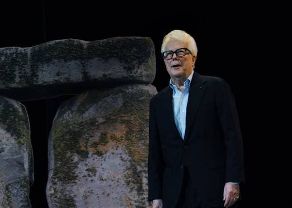 Ken Follett At Public Interview - Paris Ken Follett speaks during a public interview at Theatre de la Madeleine in Paris, France on 17 November 2025. The event is held on the occasion of the release of his new novel Le Cercle des Jours. Photo by Alain Apaydin ABACAPRESS.COM Paris France  Copyright: xApaydinxAlain ABACAx