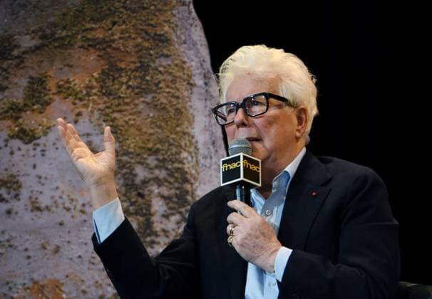 Ken Follett At Public Interview - Paris Ken Follett speaks during a public interview at Theatre de la Madeleine in Paris, France on 17 November 2025. The event is held on the occasion of the release of his new novel Le Cercle des Jours. Photo by Alain Apaydin ABACAPRESS.COM Paris France  Copyright: xApaydinxAlain ABACAx