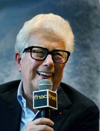 Ken Follett At Public Interview - Paris Ken Follett speaks during a public interview at Theatre de la Madeleine in Paris, France on 17 November 2025. The event is held on the occasion of the release of his new novel Le Cercle des Jours. Photo by Alain Apaydin ABACAPRESS.COM Paris France  Copyright: xApaydinxAlain ABACAx