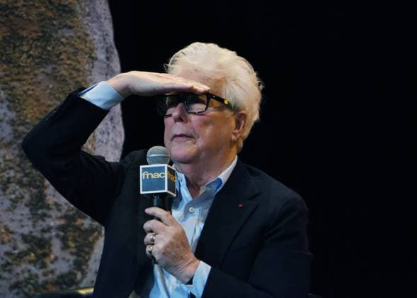 Ken Follett At Public Interview - Paris Ken Follett speaks during a public interview at Theatre de la Madeleine in Paris, France on 17 November 2025. The event is held on the occasion of the release of his new novel Le Cercle des Jours. Photo by Alain Apaydin ABACAPRESS.COM Paris France  Copyright: xApaydinxAlain ABACAx