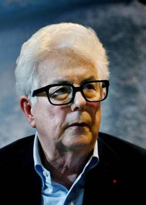 Ken Follett At Public Interview - Paris Ken Follett speaks during a public interview at Theatre de la Madeleine in Paris, France on 17 November 2025. The event is held on the occasion of the release of his new novel Le Cercle des Jours. Photo by Alain Apaydin ABACAPRESS.COM Paris France  Copyright: xApaydinxAlain ABACAx