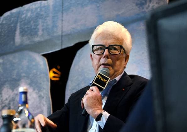 Ken Follett At Public Interview - Paris Ken Follett speaks during a public interview at Theatre de la Madeleine in Paris, France on 17 November 2025. The event is held on the occasion of the release of his new novel Le Cercle des Jours. Photo by Alain Apaydin ABACAPRESS.COM Paris France  Copyright: xApaydinxAlain ABACAx