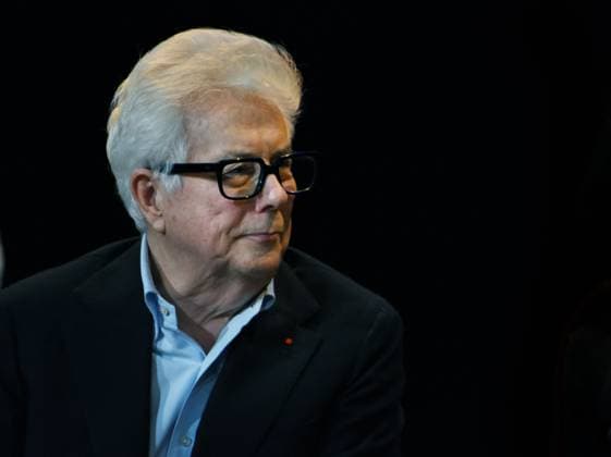 Ken Follett At Public Interview - Paris Ken Follett speaks during a public interview at Theatre de la Madeleine in Paris, France on 17 November 2025. The event is held on the occasion of the release of his new novel Le Cercle des Jours. Photo by Alain Apaydin ABACAPRESS.COM Paris France  Copyright: xApaydinxAlain ABACAx