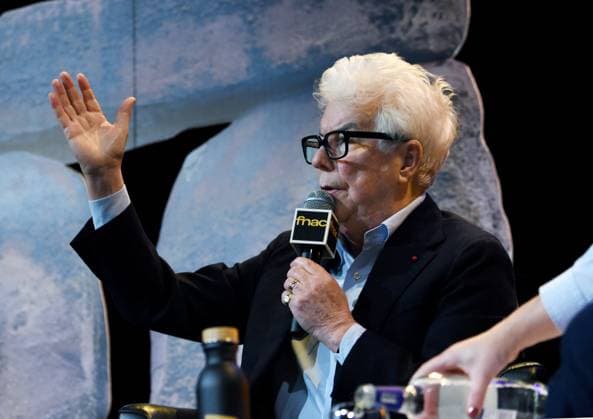 Ken Follett At Public Interview - Paris Ken Follett speaks during a public interview at Theatre de la Madeleine in Paris, France on 17 November 2025. The event is held on the occasion of the release of his new novel Le Cercle des Jours. Photo by Alain Apaydin ABACAPRESS.COM Paris France  Copyright: xApaydinxAlain ABACAx