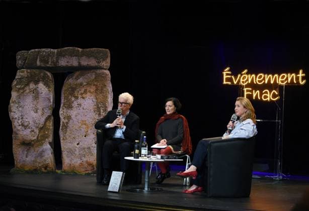 Ken Follett At Public Interview - Paris Ken Follett speaks during a public interview at Theatre de la Madeleine in Paris, France on 17 November 2025. The event is held on the occasion of the release of his new novel Le Cercle des Jours. Photo by Alain Apaydin ABACAPRESS.COM Paris France  Copyright: xApaydinxAlain ABACAx