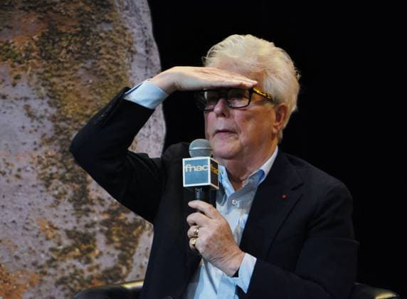 Ken Follett At Public Interview - Paris Ken Follett speaks during a public interview at Theatre de la Madeleine in Paris, France on 17 November 2025. The event is held on the occasion of the release of his new novel Le Cercle des Jours. Photo by Alain Apaydin ABACAPRESS.COM Paris France  Copyright: xApaydinxAlain ABACAx