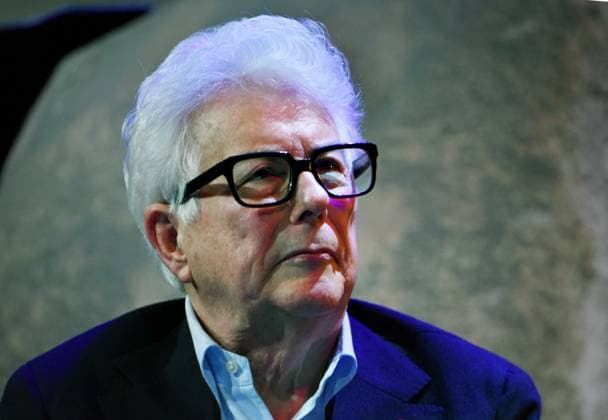 Ken Follett At Public Interview - Paris Ken Follett speaks during a public interview at Theatre de la Madeleine in Paris, France on 17 November 2025. The event is held on the occasion of the release of his new novel Le Cercle des Jours. Photo by Alain Apaydin ABACAPRESS.COM Paris France  Copyright: xApaydinxAlain ABACAx