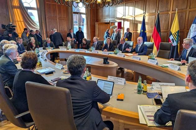 Halle (Saale), Sachsen-Anhalt, Deutschland, 18.11.2025: Leopoldina: Antrittsbesuch des Kanzlers in Sachsen-Anhalt: L-R: Bundeskanzler Friedrich Merz (CDU) nimmt an einer von Ministerpräsident Reiner Haseloff (CDU) geleiteten Kabinettssitzung teil *** Halle Saale , Saxony-Anhalt, Germany, 18 11 2025 Leopoldina Chancellors inaugural visit to Saxony-Anhalt L R Federal Chancellor Friedrich Merz CDU attends a cabinet meeting chaired by Minister President Reiner Haseloff CDU Copyright: xdtsxNachrichtenagenturx dts_94216