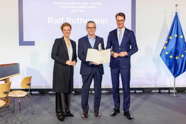Ina Brandes, Ralf Rothmann und Hendrik Wüst bei der Verleihung des Kunstpreises des Landes Nordrhein-Westfalen 2025 an Ralf Rothmann. Düsseldorf, 17.11.2025 Foto:xO.xLangelx xFuturexImagex kunstpreis_5108