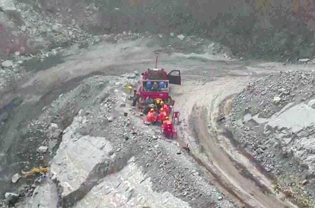 RECORD DATE NOT STATED Rescue operations underway at the site of the stone mine collapse Sonbhadra, Nov 18 (ANI): Rescue operations underway at the site of the stone mine collapse, in Sonbhadra on Tuesday. Five bodies recovered so far. (ANI Video Grab) Sonbhadra Uttar Pradesh India Copyright: xANIx ANI_20251118159