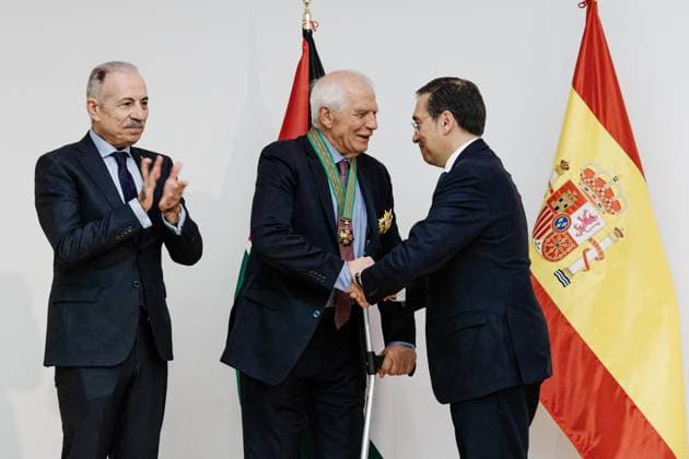Borrell receives the Grand Star of the Order of Jerusalem by the Ambassador of Palestine The former Minister and EU High Representative for Foreign Affairs, Josep Borrell, receives the Grand Star of the Order of Jerusalem by the Ambassador of Palestine to Spain, Husni Abdel Wahed, on November 18, 2025, in Madrid Spain 18 NOVEMBER 2025 Carlos Lujá Espana  Copyright: xCarlosxLujanx 7108409