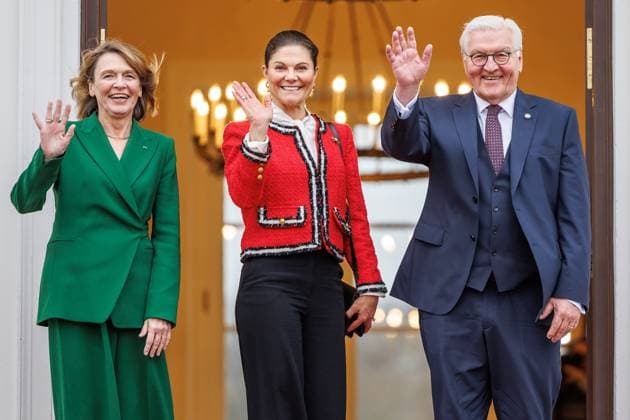 Steinmeier begruesst Kronprinzessin Victoria von Schweden Bundespraesident Frank-Walter Steinmeier und seine Frau Elke Büdenbender begruessen Kronprinzessin Victoria von Schweden im Schloss Bellevue am 18.11.25 in Berlin. Berlin Berlin Deutschland Schloss Bellevue *** Steinmeier welcomes Crown Princess Victoria of Sweden German President Frank Walter Steinmeier and his wife Elke Büdenbender welcome Crown Princess Victoria of Sweden at Bellevue Palace on 18 11 25 in Berlin Berlin Berlin Germany Bellevue Palace