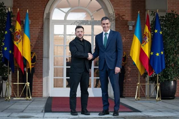 Sánchez receives Zelenski The President of the Government, Pedro Sánchez d , receives the President of Ukraine, Volodímir Zelenski i , at the Moncloa Palace, on November 18, 2025, in Madrid Spain During his visit to Spain, the Ukrainian president visited the Congress of Deputies and met with the King and the Prime Minister in the hope of resuming agreements to strengthen Ukraines defense against new Russian attacks focused especially on the countrys energy infrastructure 18 NOVEMBER 2025 SÁNCHEZ ZELENSKI MADRID Fernando Sá Madrid Madrid Madrid Espana  Copyright: xFernandoxSanchezx 7109057