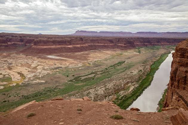 Hite, Michigan Der Lake Powell ist aus der ehemaligen Hite Marina verschwunden, wo früher Boote von der Betonplatte in der Mitte links starteten. Eine lang anhaltende Dürre im Einzugsgebiet des Colorado River hat den Lake Powell auf den niedrigsten Stand seit 1969 fallen lassen. Der Colorado fließt jetzt Tausende von Metern von der Startrampe entfernt Hite, Michigan - Lake Powell has disappeared from the former Hite Marina, where boats used to launch from the concrete slab at center left. A long-term drought in the Colorado River basin has dropped Lake Powell to its lowest level since 1969. The Colorado now flows thousands of feet from the launch ramp Copyright: imageBROKER JimxWest ibljiw15687337.jpg