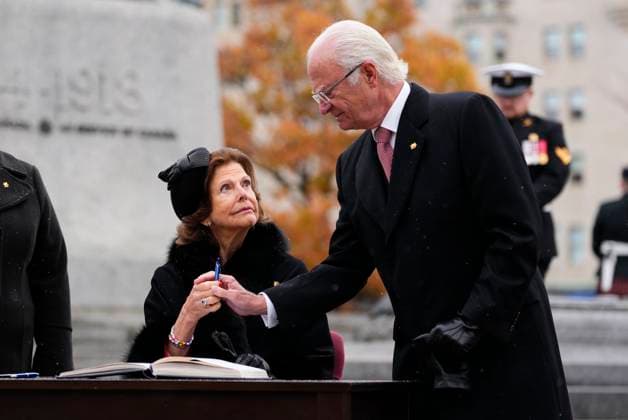 November 18, 2025, Ottawa, On, CANADA: Sweden s King Carl XVI Gustaf reaches for his pen as he participates in a signing with Queen Silvia after a wreath laying at the Tomb of the Unknown Soldier at the National War Memorial during a visit in Ottawa, on Tuesday, Nov. 18, 2025. Ottawa CANADA  - ZUMAc35_ 20251118_zaf_c35_041 Copyright: xJustinxTangx