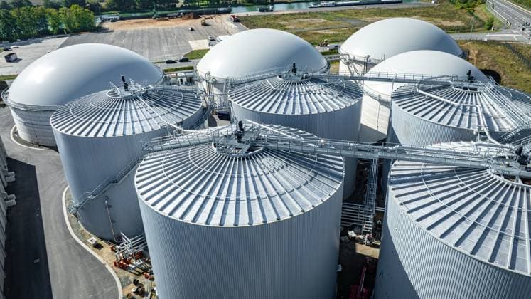 Silo facilities and elevated tanks of a modern biomethane plant New construction of a biogas plant and a biogas upgrading plant by NDEnergie in Bohmte OT Stirpe Oelingen directly at the harbor