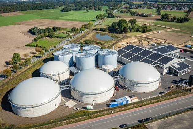 Silo facilities and elevated tanks of a modern biomethane plant New construction of a biogas plant and a biogas upgrading plant by NDEnergie in Bohmte OT Stirpe Oelingen directly at the harbor