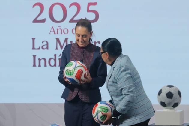 MexicoÃ¢â‚¬â ¢s President Claudia Sheinbaum Pardo holds a Fifa World Cup ball during a news conference on the programs for the FIFA World Cup 2026 at the National Palace. on November 18, 2025 in Mexico City, Mexico. Mexico City Mexico - ZUMAe321 20251118_zia_e321_009 Copyright: xCarlosxSantiagox