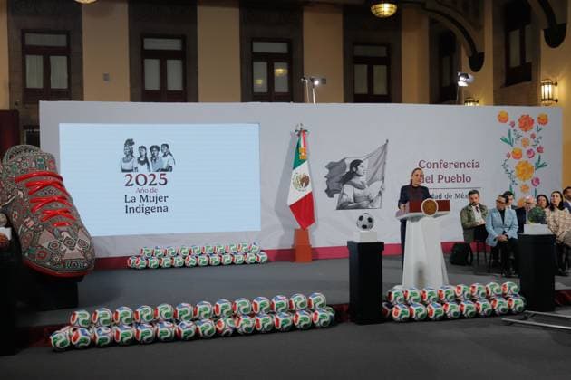 MexicoÃ¢â‚¬â ¢s President Claudia Sheinbaum Pardo speaks about the programs for the FIFA World Cup 2026 during a press conference at the National Palace. on November 18, 2025 in Mexico City, Mexico. Mexico City Mexico - ZUMAe321 20251118_zia_e321_012 Copyright: xCarlosxSantiagox
