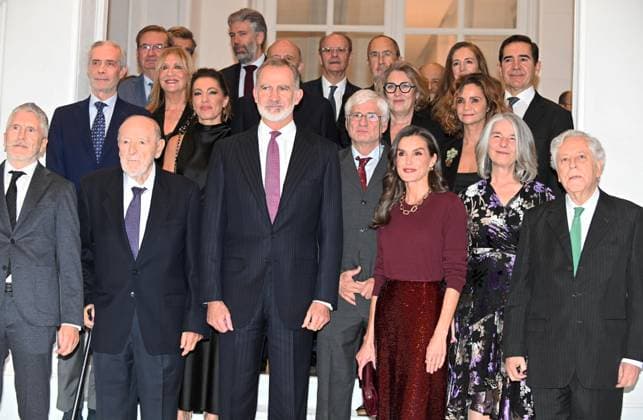 The King and Queen of Spain preside over the XLII edition of the Francisco Cerecedo Journalism Award The King and Queen of Spain, Don Felipe and Dona Letizia, at the Ritz Hotel to preside over the award ceremony of the Francisco Cerecedo Journalism Award, on November 18, 2025, in Madrid Spain Don Felipe and Dona Letizia present the XLII edition of the Francisco Cerecedo Journalism Prize to Fran Sevilla, journalist of Radio Nacional de Espana, awarded by the Association of European Journalists, of which the King is Honorary President KINGS PEOPLE PRIZE José Madrid Madrid Madrid Spain  Copyright: xJosÃ xOlivax 7109397