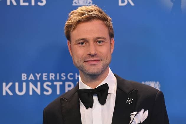 Benjamin APPL Opernsaenger , single picture,cropped single motif,portrait,portrait,portrait award Bavarian Art Prize 2025 on 18 11 2025 at Bergson Kunstkraftwerk in Munich