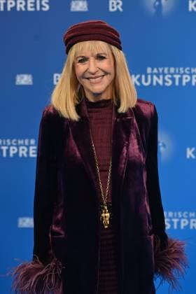Patricia RIEKEL Journalist, single picture, cropped single motif, half figure, half figure Bavarian Art Award 2025 on 18 11 2025 at Bergson Kunstkraftwerk in Munich