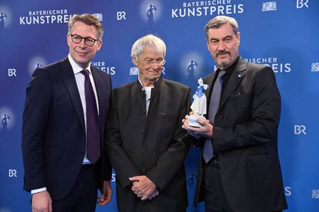 Gerhard POLT cabaret artist receives the honorary award from Markus SOEDER Bavarian State Premier and CSU Chairman, right, left Markus BLUME CSU, Bavarian State Minister for Science and Art Bavarian Art Award 2025 on 18 11 2025 at the Bergson Kunstkraftwerk in Munich