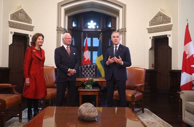 November 18, 2025, Ottawa, On, CANADA: Prime Minister Mark Carney, Sweden s King Carl Gustaf, and Queen Silvia speak before a meeting in the Prime Minister s office on Parliament Hill in Ottawa, Tuesday, Nov. 18, 2025. Ottawa CANADA  - ZUMAc35_ 20251118_zaf_c35_081 Copyright: xPatrickxDoylex