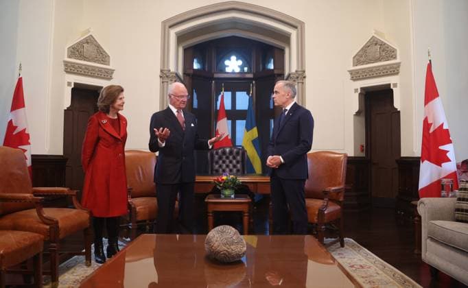 November 18, 2025, Ottawa, On, CANADA: Prime Minister Mark Carney, Sweden s King Carl Gustaf, and Queen Silvia speak before a meeting in the Prime Minister s office on Parliament Hill in Ottawa, Tuesday, Nov. 18, 2025. Ottawa CANADA  - ZUMAc35_ 20251118_zaf_c35_083 Copyright: xPatrickxDoylex