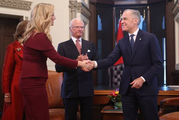 November 18, 2025, Ottawa, On, CANADA: Sweden s Deputy Prime Minister, and Energy, Business and Industry Minister Ebba Busch shakes hands with Prime Minister Mark Carney as Sweden s King Carl Gustaf looks on before a meeting in the Prime Minister s office on Parliament Hill in Ottawa, Tuesday, Nov. 18, 2025. Ottawa CANADA  - ZUMAc35_ 20251118_zaf_c35_087 Copyright: xPatrickxDoylex