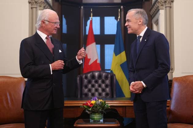 November 18, 2025, Ottawa, On, CANADA: Prime Minister Mark Carney and Sweden s King Carl Gustaf speak before a meeting in the Prime Minister s office on Parliament Hill in Ottawa, Tuesday, Nov. 18, 2025. Ottawa CANADA  - ZUMAc35_ 20251118_zaf_c35_085 Copyright: xPatrickxDoylex