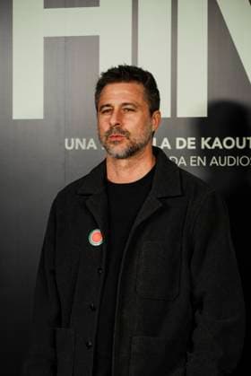 Premiere of La voz de Hind Actor Hugo Silva poses during the red carpet of the film La voz de Hind, at the Palacio de la Prensa, on November 18, 2025, in Madrid Spain The film narrates the anguished wait of a six-year-old Palestinian girl, trapped in a car under fire in Gaza, while the Red Crescent tries to rescue her, The film focuses on the drama of the calls for help and the helplessness of those who try to help her, without showing explicit violence 18 NOVEMBER 2025 PREMIERE FILM PRESENTATION CINE GAZA Madrid Madrid Spain  Copyright: xMateoxLanzuelax 7109896