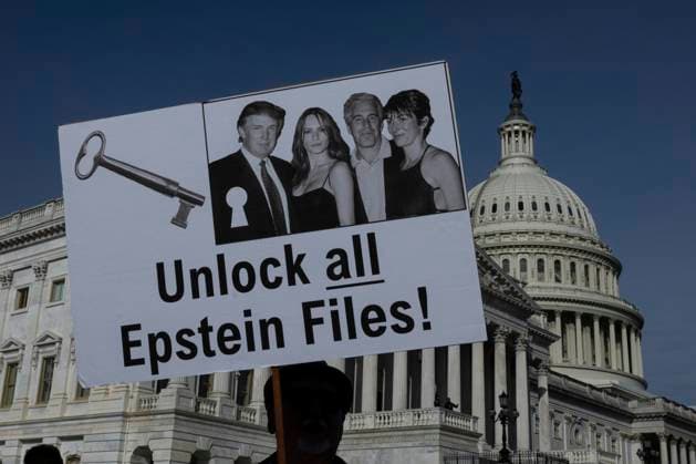 News Bilder des Tages November 18, 2025, Washington, District Of Columbia, United States: Protesters hold signs during a news conference on the Epstein Files Transparency Act outside the U.S. Capitol in Washington, D.C., on November 18, 2025. The House is expected to vote on the measure directing the Department of Justice to release all files related to the late accused sex trafficker Jeffrey Epstein. Washington United States - ZUMAe119 20251118_znp_e119_007 Copyright: xMehmetxEserx