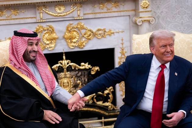 News Bilder des Tages President Donald Trump and Saudi Arabia s Crown Prince Mohammed bin Salman hold a bi-lateral meeting in the Oval Office at the White House in Washington DC on Tuesday, November 18. 2025. The two leaders are expected to discuss defense, nuclear power, technology, and Israel during the visit.  WAX20251118860 NATHANxHOWARD