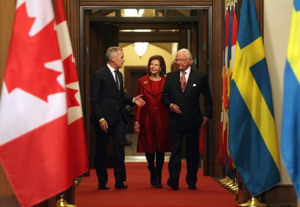 November 18, 2025, Ottawa, On, CANADA: Prime Minister Mark Carney and Sweden s King Carl XVI Gustaf and Queen Silvia arrive at a welcoming ceremony on Parliament Hill in Ottawa, Tuesday, Nov. 18, 2025. Ottawa CANADA  - ZUMAc35_ 20251118_zaf_c35_144 Copyright: xPatrickxDoylex