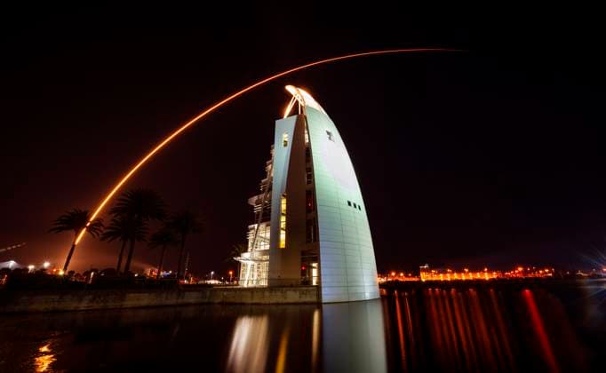 News Bilder des Tages Port Canaveral s Exploration Tower stands in the foreground during a timed exposure of the SpaceX Falcon 9 rocket as it launches 29 Starlink satellites on mission 6-94 at 7:12 PM from Launch Complex 40 at the Cape Canaveral Space Force Station, Florida on Tuesday November18,2025. This is a record 99th launch from Florida s Space Coast in 2025.  CCP20251118100 JOExMARINO