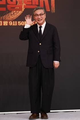 S. Korean actor Kim Eui-sung S. Korean actor Kim Eui-sung South Korean actor Kim Eui-sung, who stars in the new drama Taxi Driver 3, poses for a photo during a publicity event in Seoul on Nov. 18, 2025. The first episode of the drama will be aired by the SBS TV network on Nov. 21. (Yonhap) 2025-11-19 12:10:26 < 1980-2025 YONHAPNEWS AGENCY. .> ¼­¿ïÆ¯º°½Ã EDITORIAL USE ONLY  Copyright: xx PYH2025111906840034400 YonhapxNewsx yonphotos247167