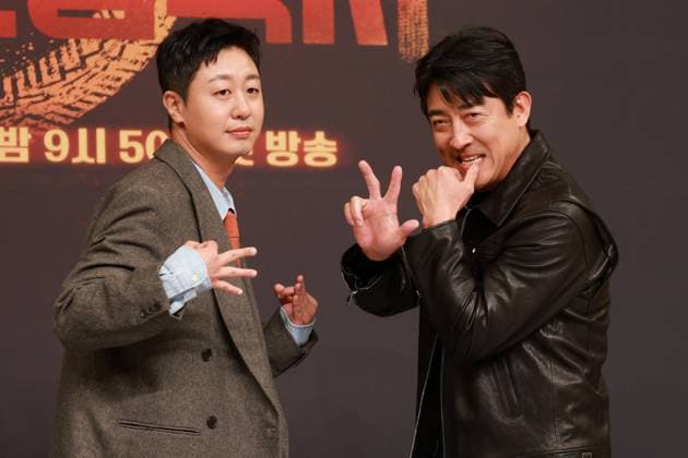 S. Korean actors Bae Yoo-ram and Jang Hyuk-jin S. Korean actors Bae Yoo-ram and Jang Hyuk-jin South Korean actors Bae Yoo-ram (L) and Jang Hyuk-jin, who star in the new drama Taxi Driver 3, pose for a photo during a publicity event in Seoul on Nov. 18, 2025. The first episode of the drama will be aired by the SBS TV network on Nov. 21. (Yonhap) 2025-11-19 12:11:30 < 1980-2025 YONHAPNEWS AGENCY. .> ¼­¿ïÆ¯º°½Ã EDITORIAL USE ONLY  Copyright: xx PYH2025111907030034400 YonhapxNewsx yonphotos247175