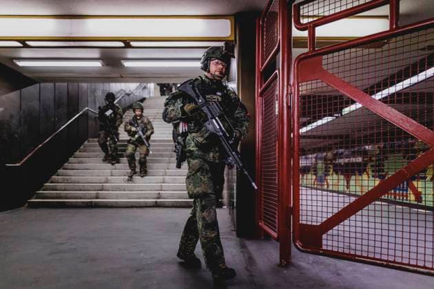 Soldaten laufen eine Treppe hinunter in einen U-Bahnhof, aufgenommen im Rahmen der Bundeswehr-Uebung Operation Bollwerk Baerlin in Berlin, 19.11.2025. Waehrend des Uebungsszenarios des Wachbataillon der Bundeswehr sollen Saboteure einer U-Bahn im Uebungstunnel Jungfernheide festgesetzt sowie verletzte Soldaten geborgen und versorgt werden. Berlin Deutschland *** Soldiers run down a staircase into a subway station, taken during the Bundeswehr exercise Operation Bollwerk Baerlin in Berlin, 19 11 2025 During the exercise scenario of the guard battalion of the Bundeswehr, saboteurs of a subway in the Jungfernheide training tunnel are to be arrested and injured soldiers are to be rescued and treated Berlin Germany Copyright: xFlorianxGaertnerx