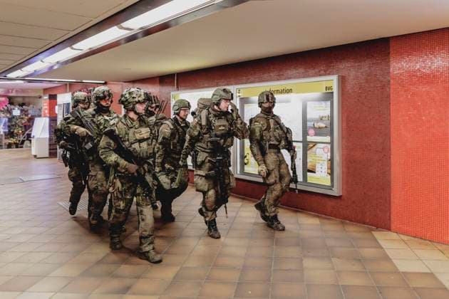Soldaten bergen einen Verletzten, aufgenommen im Rahmen der Bundeswehr-Uebung Operation Bollwerk Baerlin in Berlin, 19.11.2025. Waehrend des Uebungsszenarios des Wachbataillon der Bundeswehr sollen Saboteure einer U-Bahn im Uebungstunnel Jungfernheide festgesetzt sowie verletzte Soldaten geborgen und versorgt werden. Berlin Deutschland *** Soldiers rescue an injured man, taken during the Bundeswehr exercise Operation Bollwerk Baerlin in Berlin, 19 11 2025 During the exercise scenario of the guard battalion of the Bundeswehr, saboteurs of a subway in the Jungfernheide underground tunnel are to be arrested and injured soldiers are to be rescued and treated Berlin Germany Copyright: xFlorianxGaertnerx