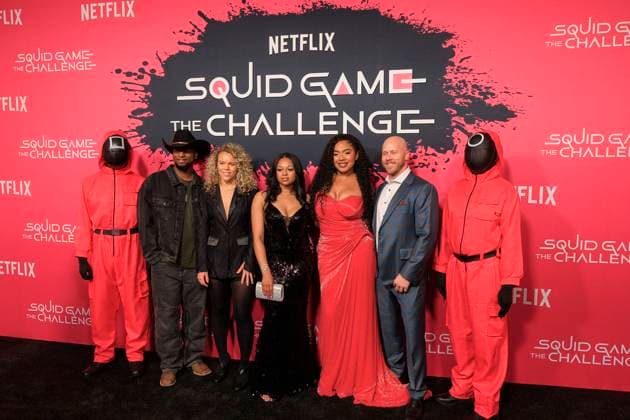 Entertainment Bilder des Tages November 18, 2025, Hollywood, California, USA: Trinity Parriman, Vanessa Clements, Dajah Graham, Perla Figuereo, Steven Jones, pose with Mask guards on the red carpet of the Netflix Squid Game: The Challenge Finale on Tuesday, November 18, 2025 at the Egyptian Theatre in Los Angeles, California. JAVIER ROJAS PI Hollywood USA - ZUMAp124 20251118_zaa_p124_048 Copyright: xJavierxRojasx