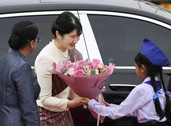 Japan Princess Aiko in Laos Japanese Princess Aiko (C) receives a bouquet upon arriving at the Lao president s office in Vientiane on Nov. 18, 2025, during her official trip to Laos. (Pool photo)  A14AA0005044097P